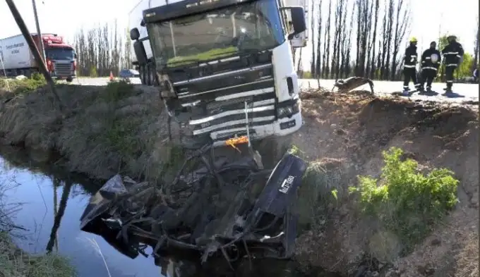 Cuatro muertos en un impactante choque entre un camión y un auto 