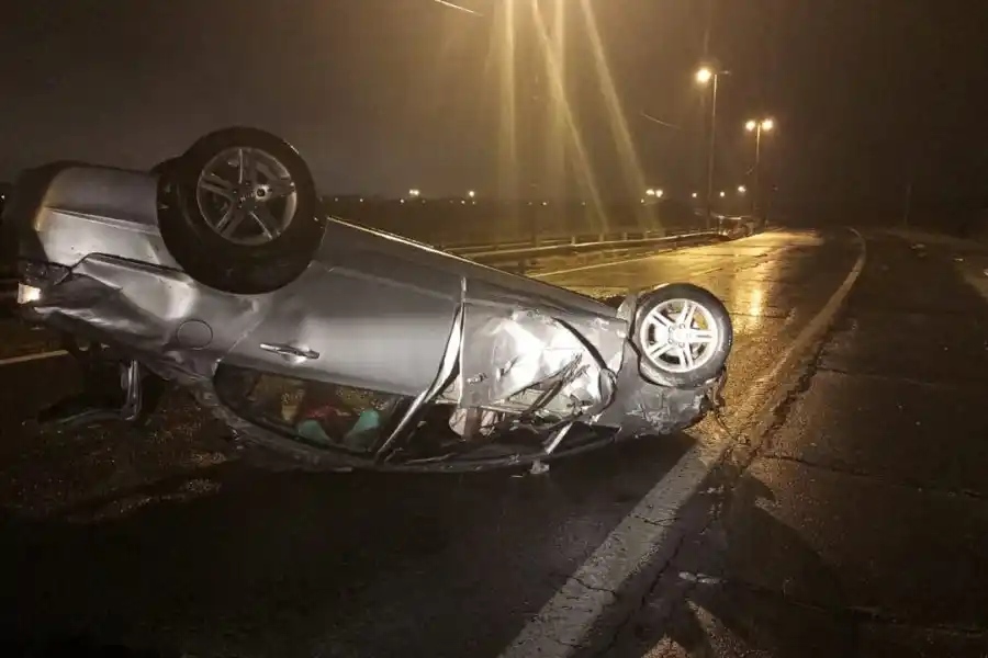 Recuperaron un coche sustraído: el autor de este delito dejó el automóvil volcado