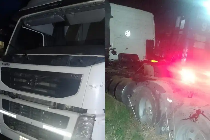 Fuerte choque entre un tren de carga y un camión en la ruta A012.