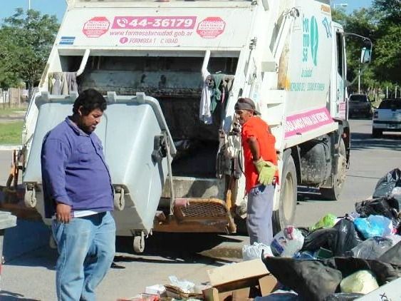 La Municipalidad mantiene en pie sus tres turnos 
de recolección domiciliaria en toda la ciudad