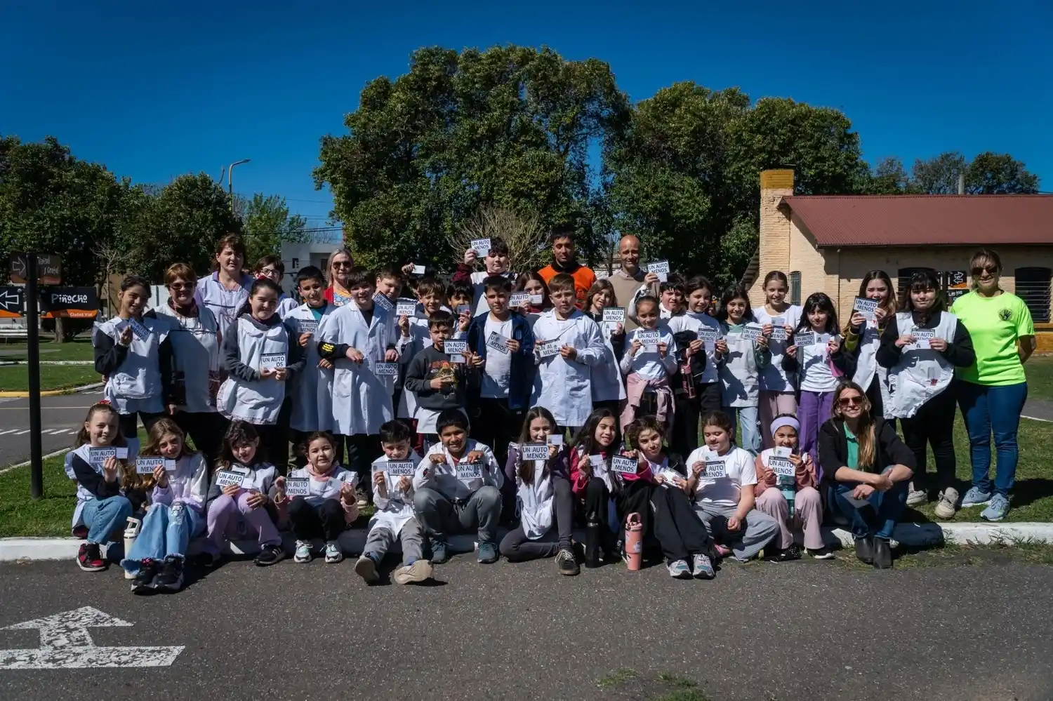 Campaña “Más bicis, menos autos” se sumó con la entrega de patentes con el lema “Un auto menos”.
