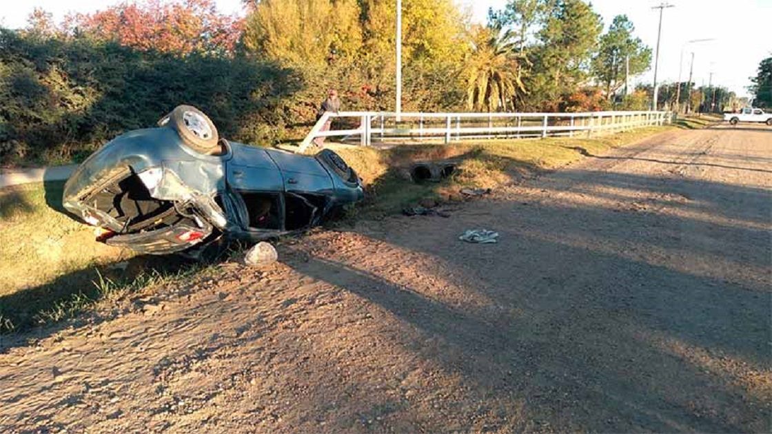 Un menor de 14 años volcó con su automóvil: fue hospitalizado con su acompañante