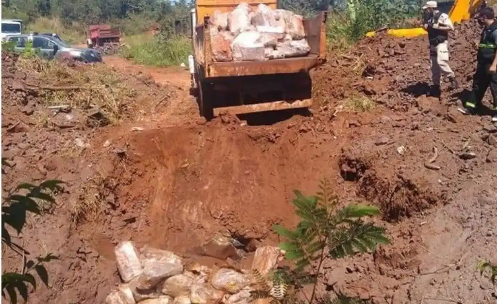 Misiones: Prefectura enterró pollo de contrabando y vecinos excavaron para comerlo
