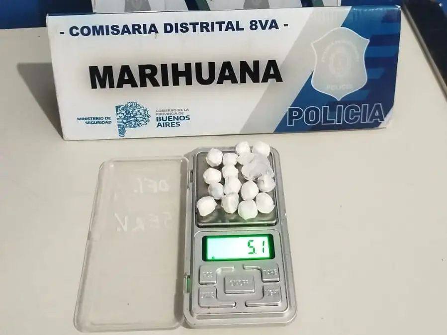 Tras el test orientativo, se confirmó que se trataba de marihuana, con un peso aproximado de cinco gramos.