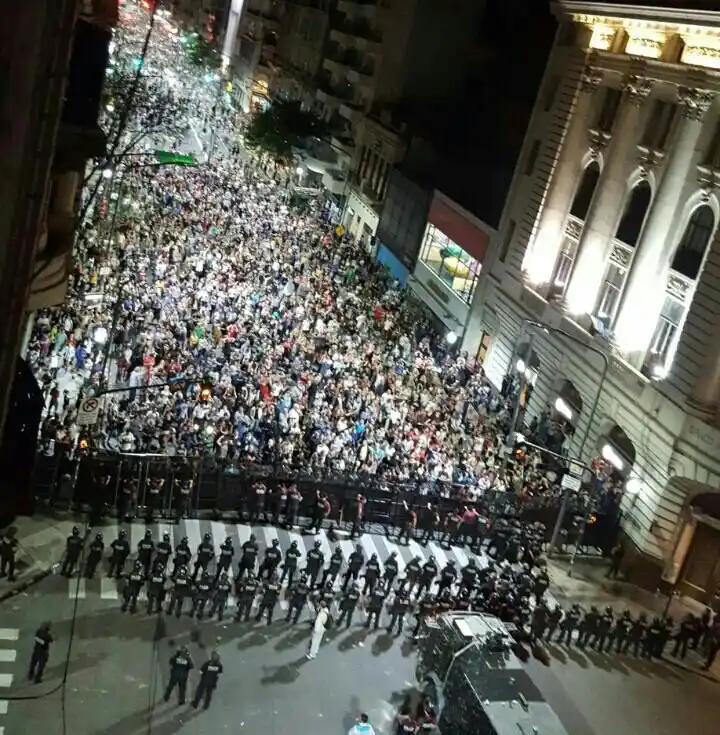Masivos cacerolazos en todo el país en contra de la reforma en jubilaciones