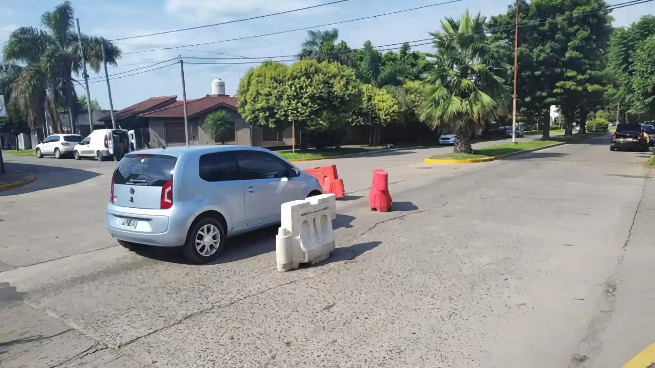 La bicicleta y el auto chocaron en la esquina de avenida Sarmiento e Independencia.