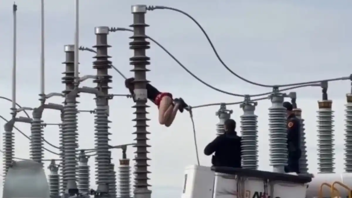Mujer se colgó de un transformador y dejó a más de 800 hogares sin electricidad (VIDEO)