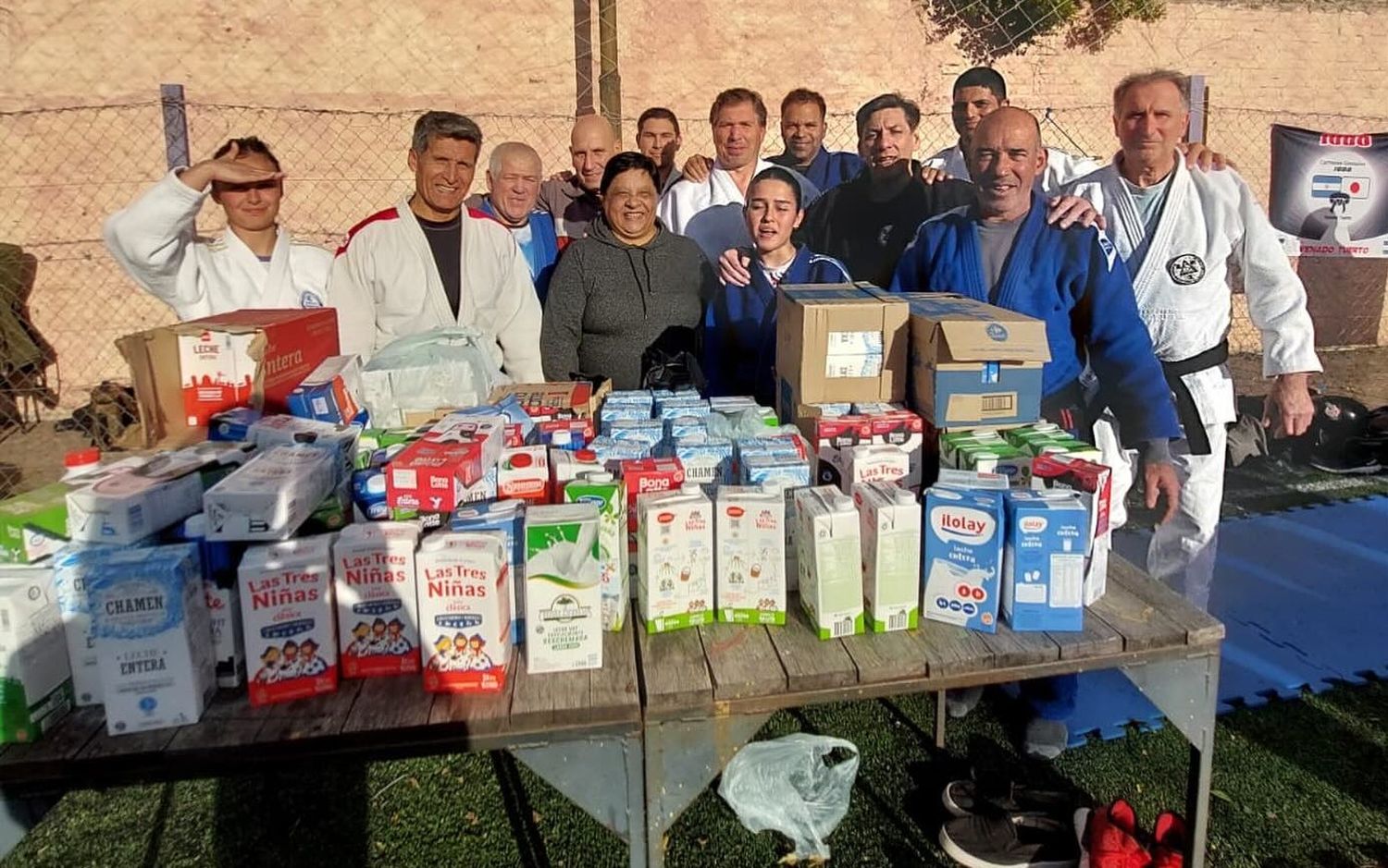 Se juntaron más de 150 litros de leche para el Merendero Ángel Azul.