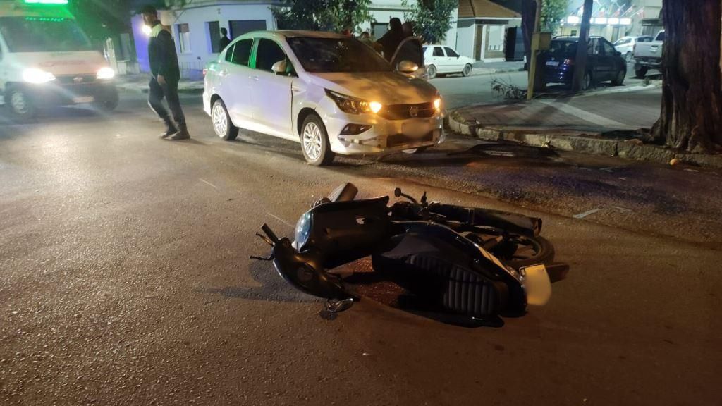 Dos jóvenes fueron trasladados al Hospital tras un choque