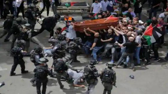 POLICÍA ISRAELÍ ACABÓ A GOLPES el funeral de la periodista de Al Jazeera Shireen Abu Akleh asesinada de un tiro en la cabeza