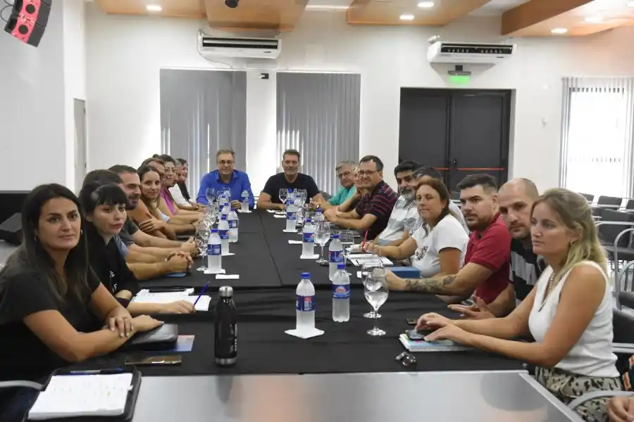 Funcionarios y dirigentes gremiales en la reunión encabezada por Castellano y Cocco