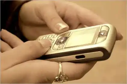 Una mujer fue estafada por mensaje de texto: Depositó $1.000 por un premio falso