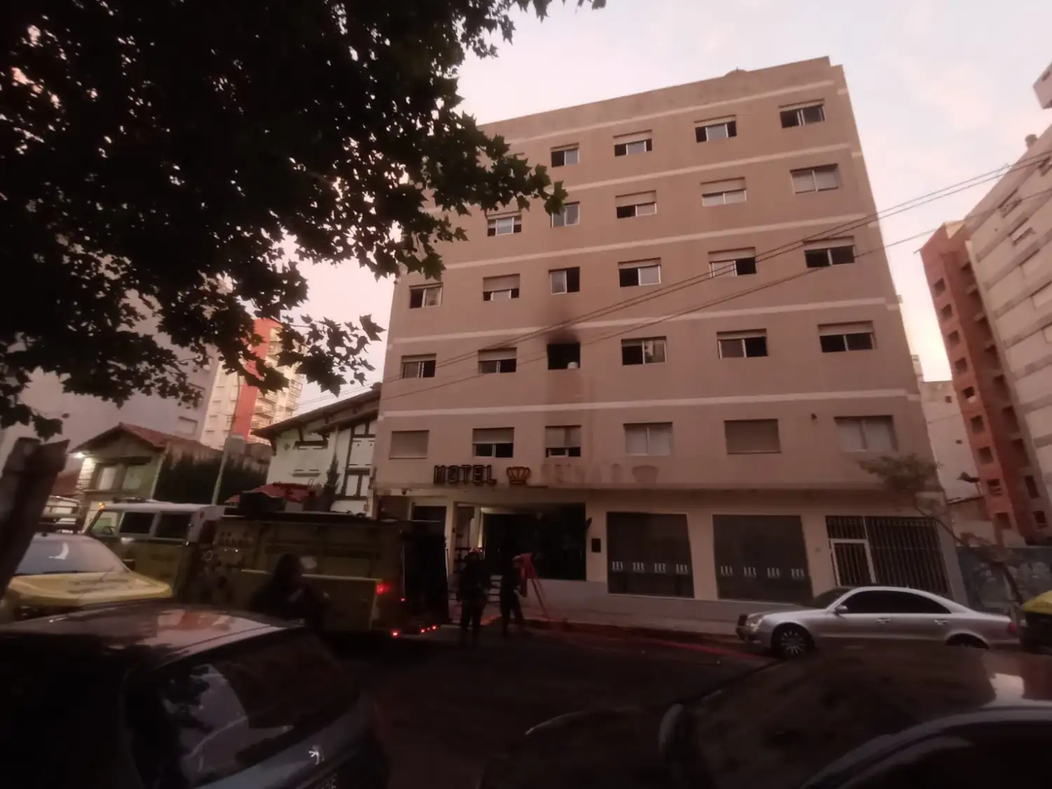 Las personas que se arrojaron desde la ventana fueron atendidas en el Hospital Interzonal con politraumatismos leves.