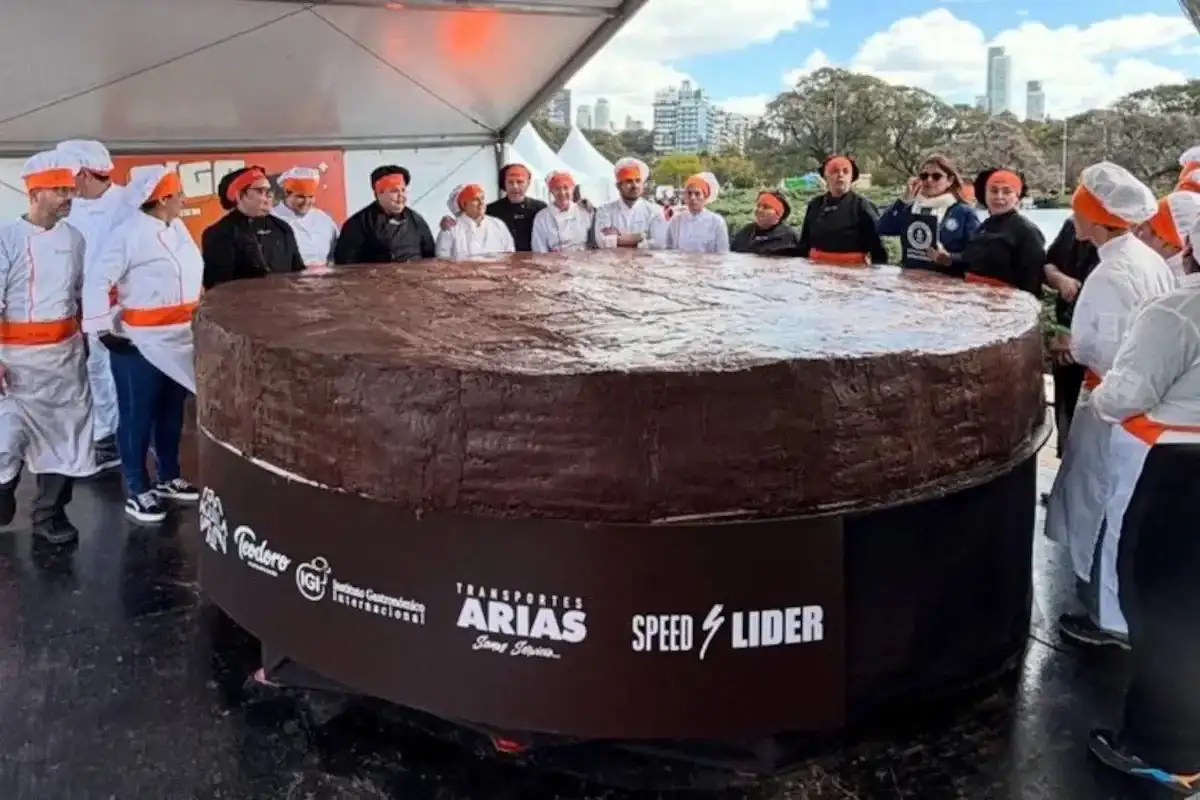 El santafesino Spreen logró un Récord Guinness con el alfajor más grande del mundo: pesó más de 3 toneladas - 1