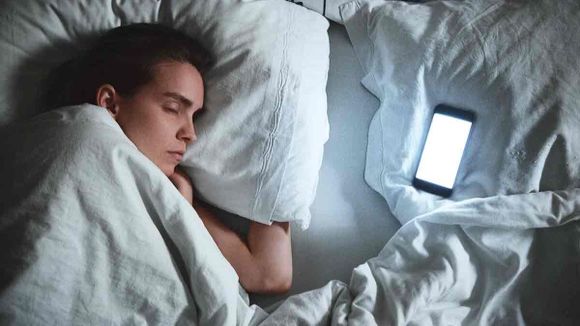 ¿Sabías que dormir con el teléfono cerca es dañino para la salud?
