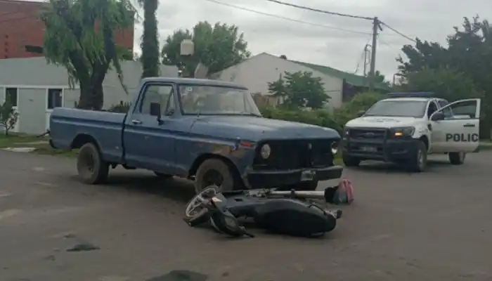 Accidente entre camioneta y moto: una joven con traumatismo de cráneo y otra con fractura en la pierna
