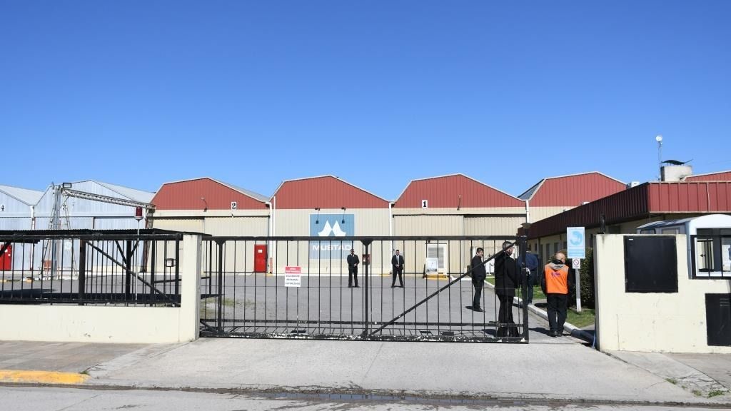 Un golpe laboral muy violento que afecta a unas 150 familias en Mustad y el Frigorifico Anselmo