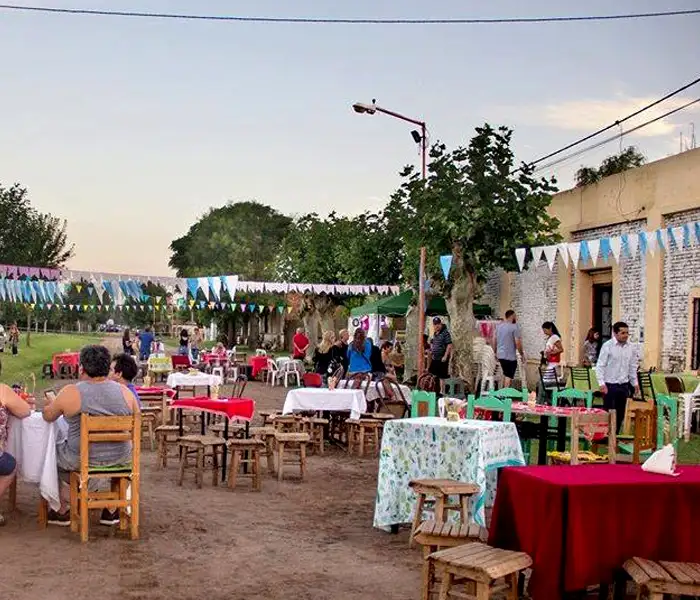 Mochileros y estudiantes de intercambio que se acercaron a conocer la autenticidad de lo local, en la noche de los almacenes.