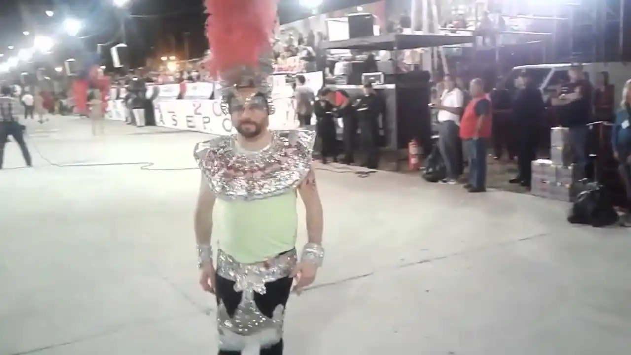 José Ottavis se calzó las plumas y bailó en una comparsa