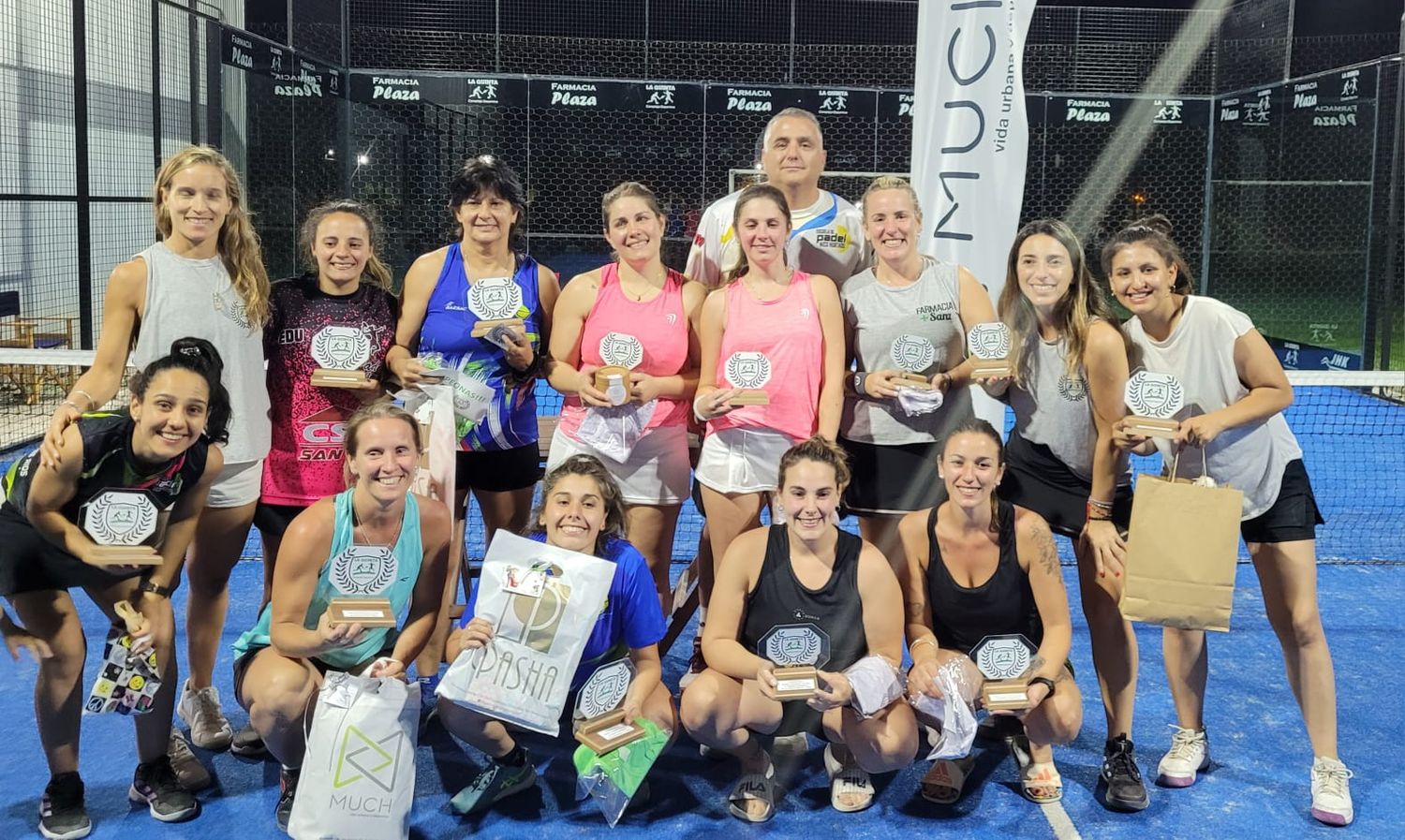 Nicolás Hurtado a cargo de la Escuela de Pádel en el Complejo "La Quinta" junto quienes recibieron premiación en el reciente torneo que finalizó en dicho escenario deportivo.