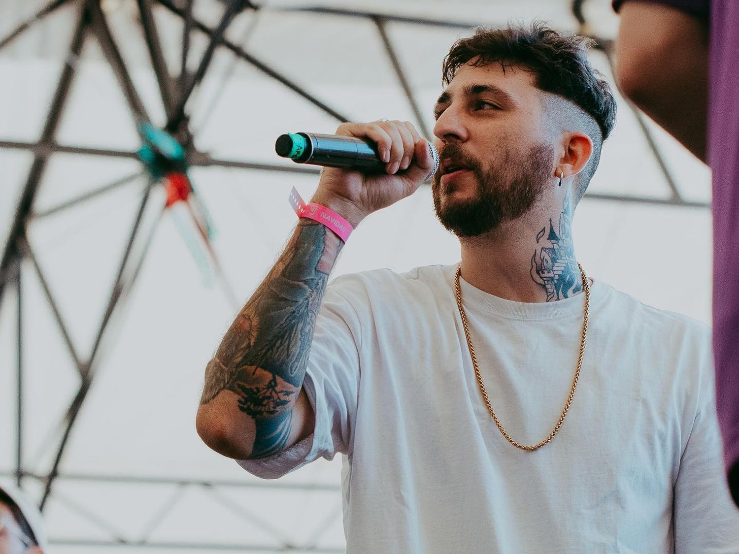Su música se caracteriza por letras potentes y mezcla géneros como el rap, electrónica y house