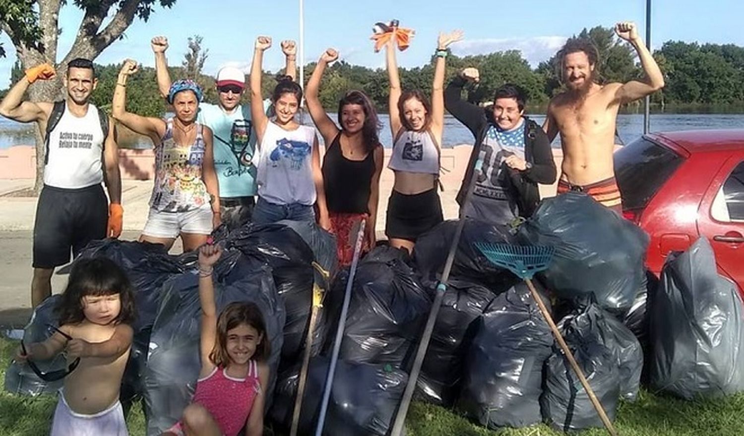Un grupo de jóvenes se organizó para limpiar la basura arrastrada por la creciente