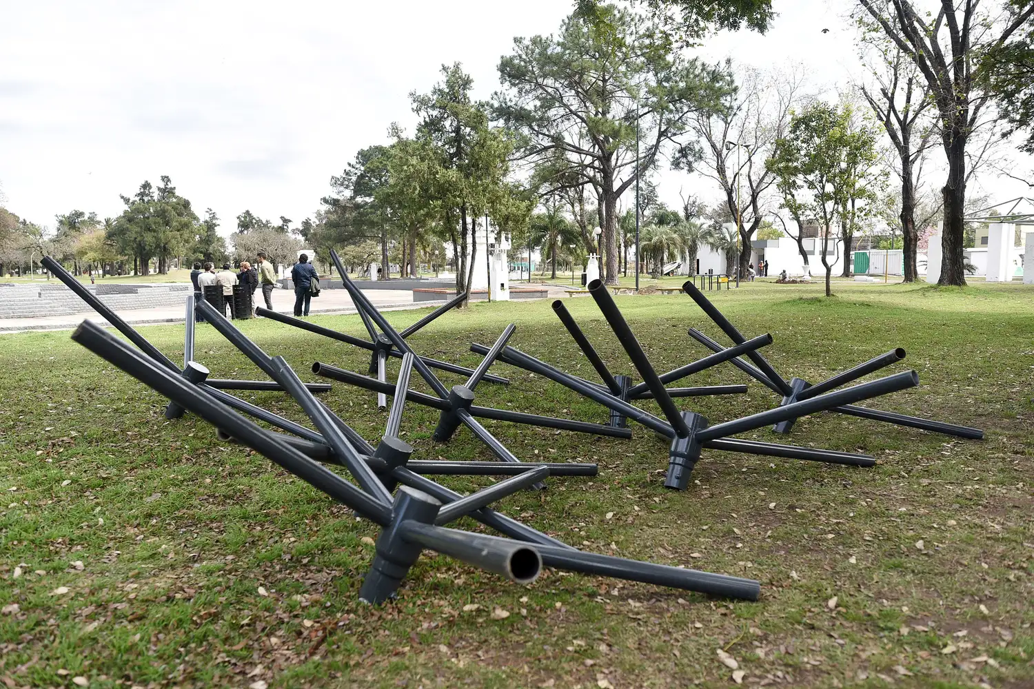 Se colocarán 30 nuevas columnas de iluminación en el Parque Garay