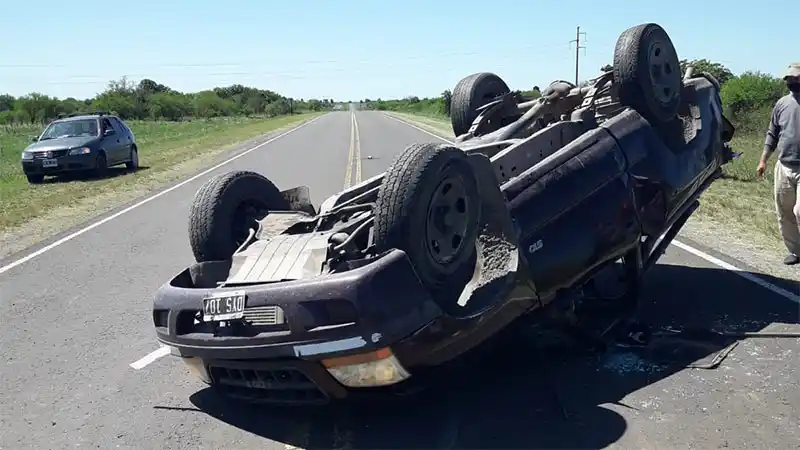 Murió un hombre tras volcar con su camioneta: Fue identificado