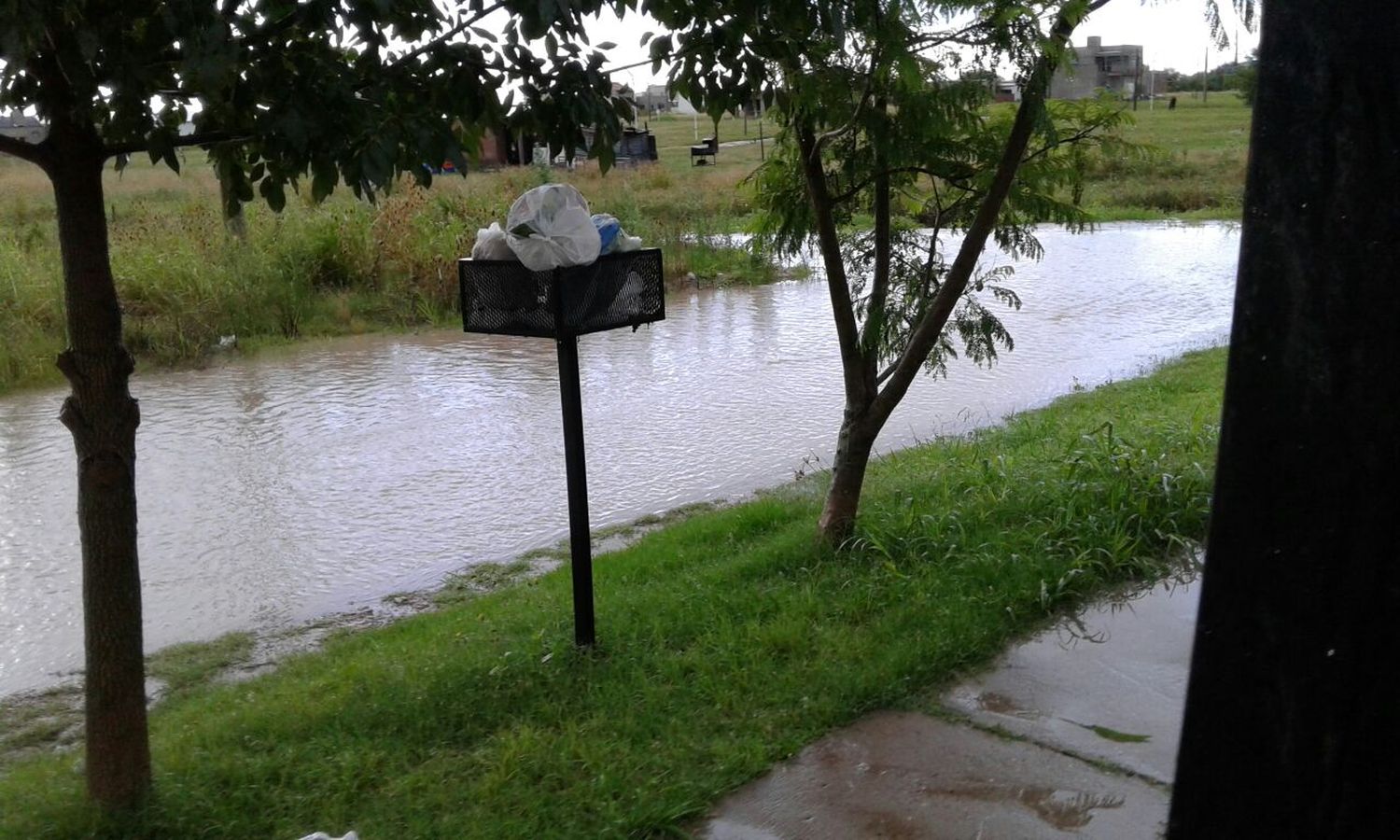 Calles anegadas y un despiste por la lluvia