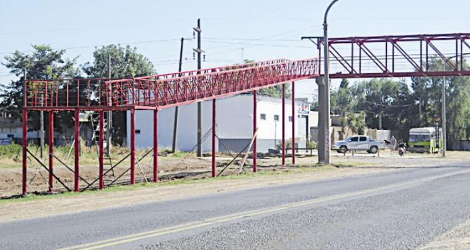 Ya están las rampas del puente peatonal