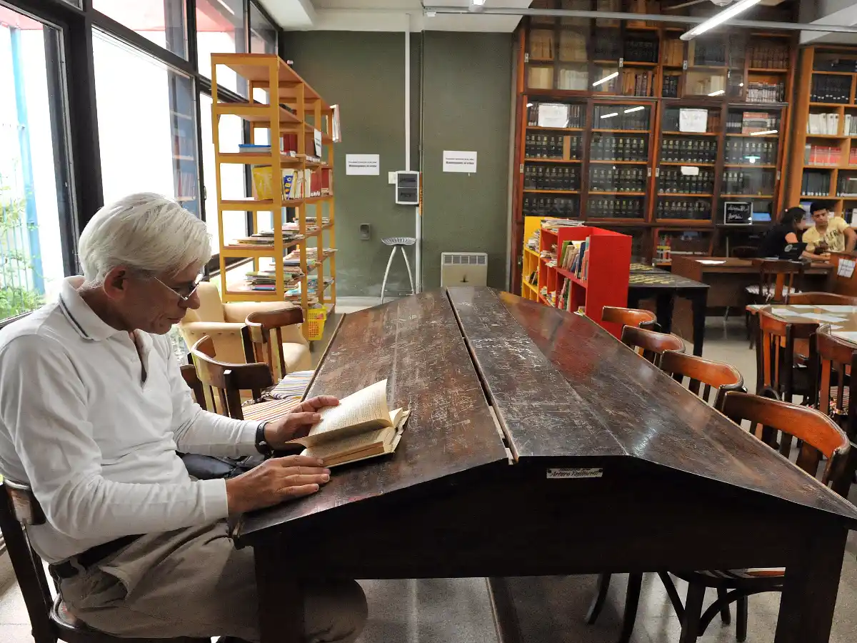 La “biblio” renovó autoridades y es refugio de 40.000 libros 