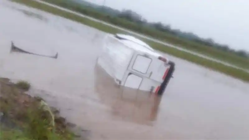 Rescataron a una pareja atrapada en una camioneta que había volcado en una laguna