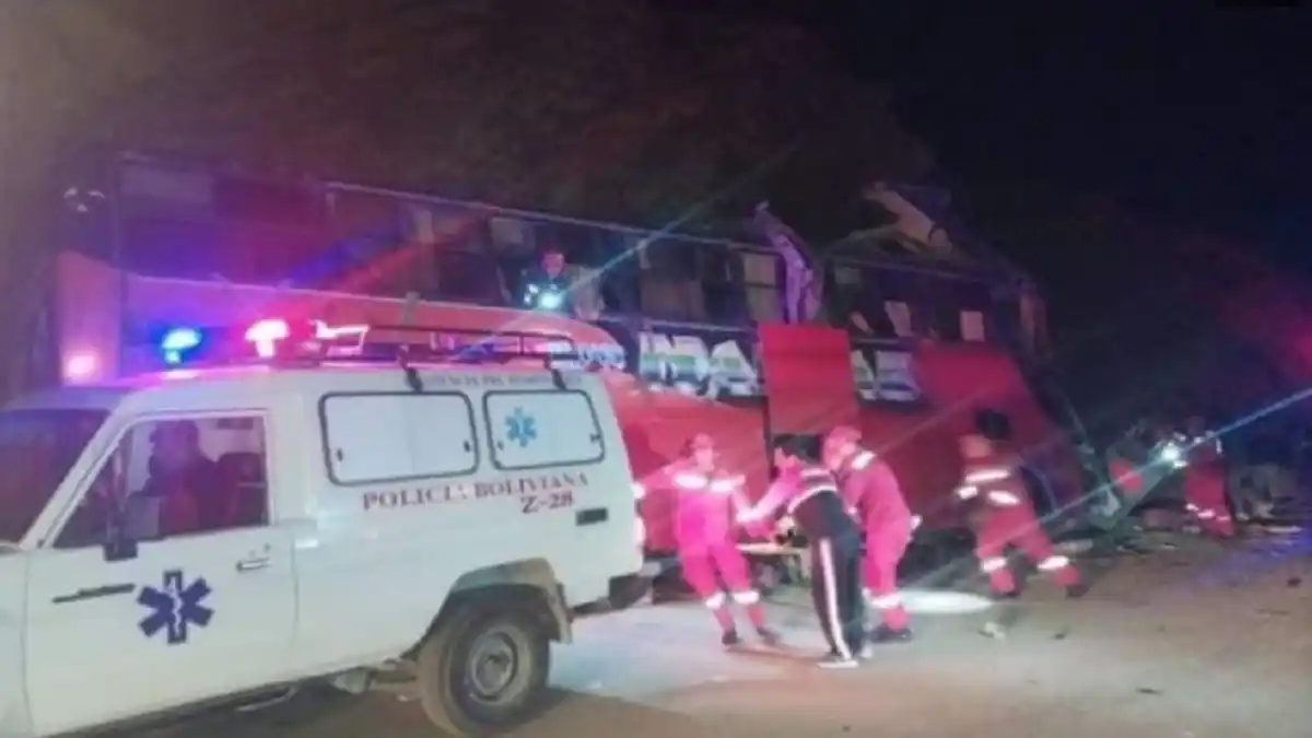 Al menos 14 muertos en choque de bus en una carretera en Bolivia