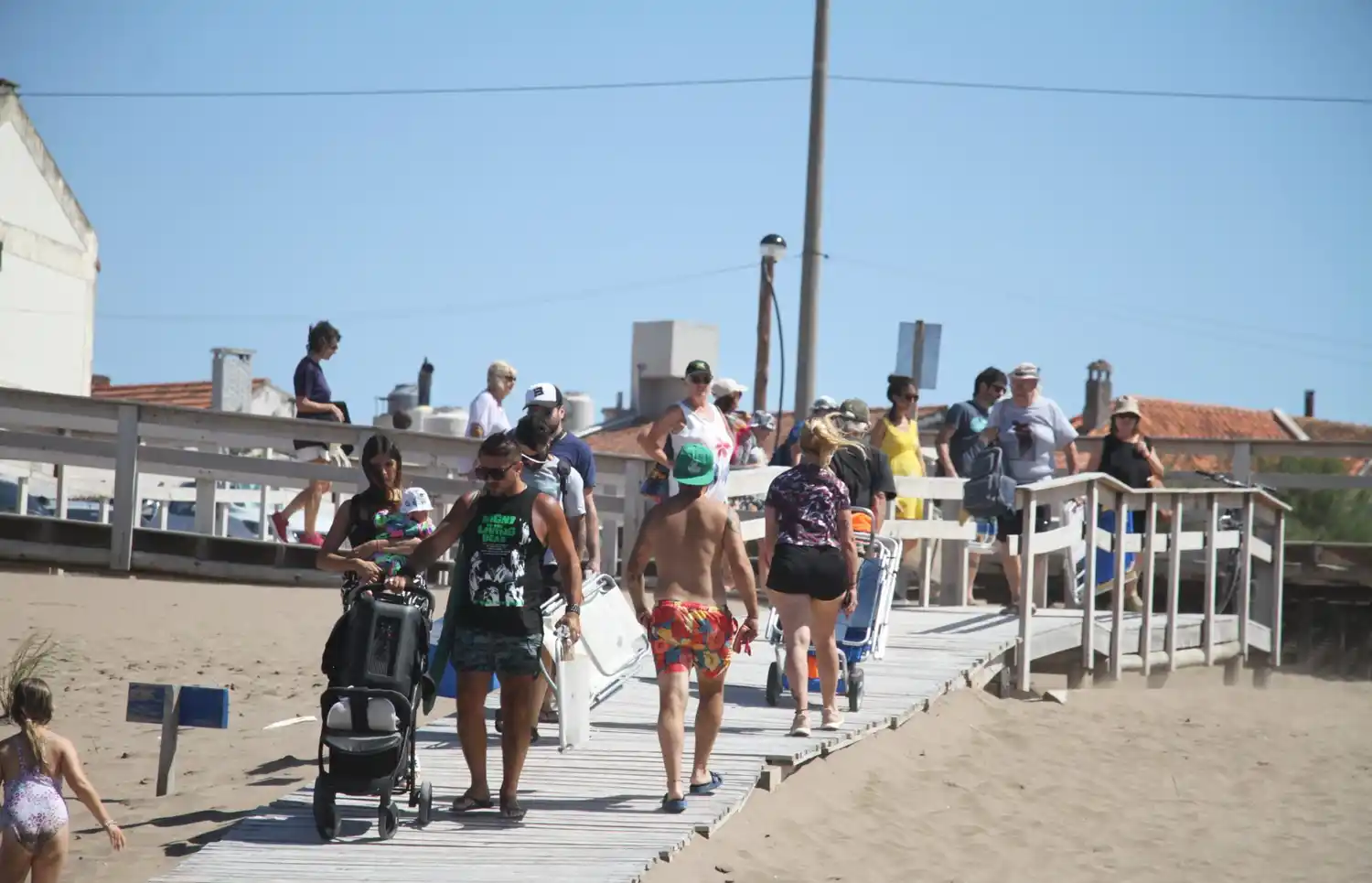 Ventoso día de playa en Claromecó