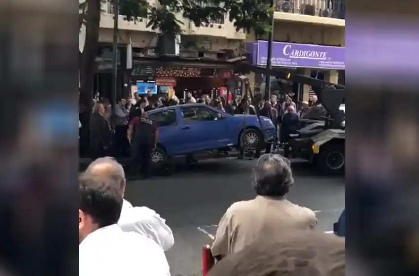 Insólito: se atrincheró en su auto para evitar que se lo lleve la grúa