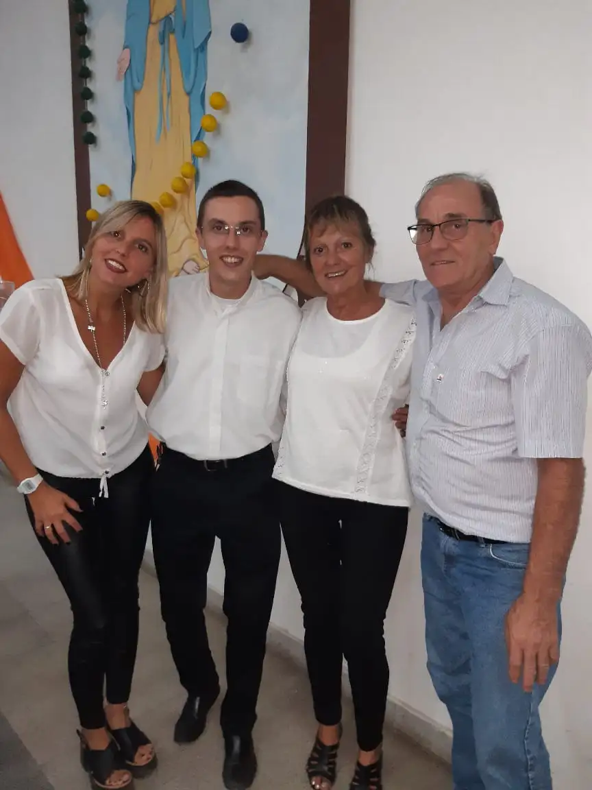 El P. Luciano Lonardi junto a sus padres y su hermana-
