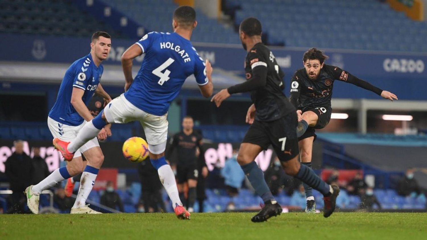 Manchester City venció a Everton y se escapa