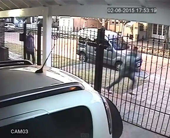 Video: Así evitó una mujer el robo de dos motochorros en Ituzaingó