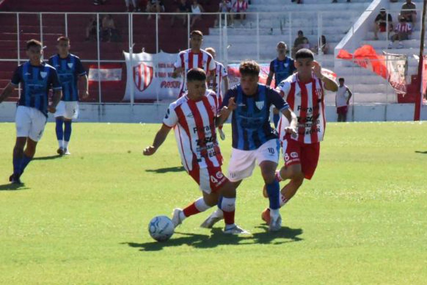 Lucas Núñez es doblegado en la marca (crédito: Gustavo Broggi).