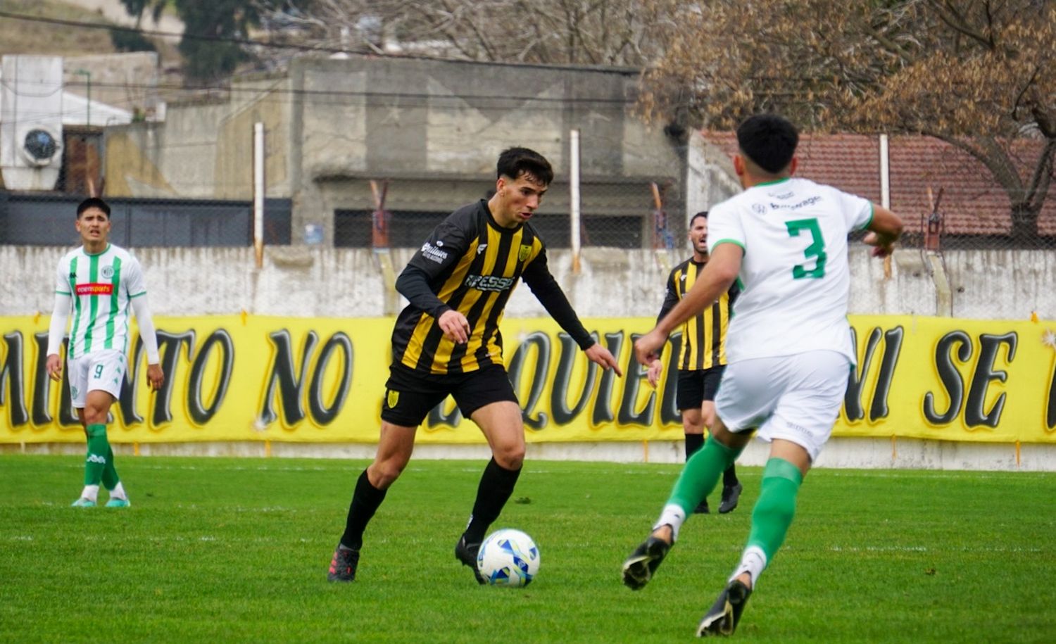 FOTO @MAUROPINERO_PH Barberini intenta en ofensiva, con Sosa saliendo al cruce.