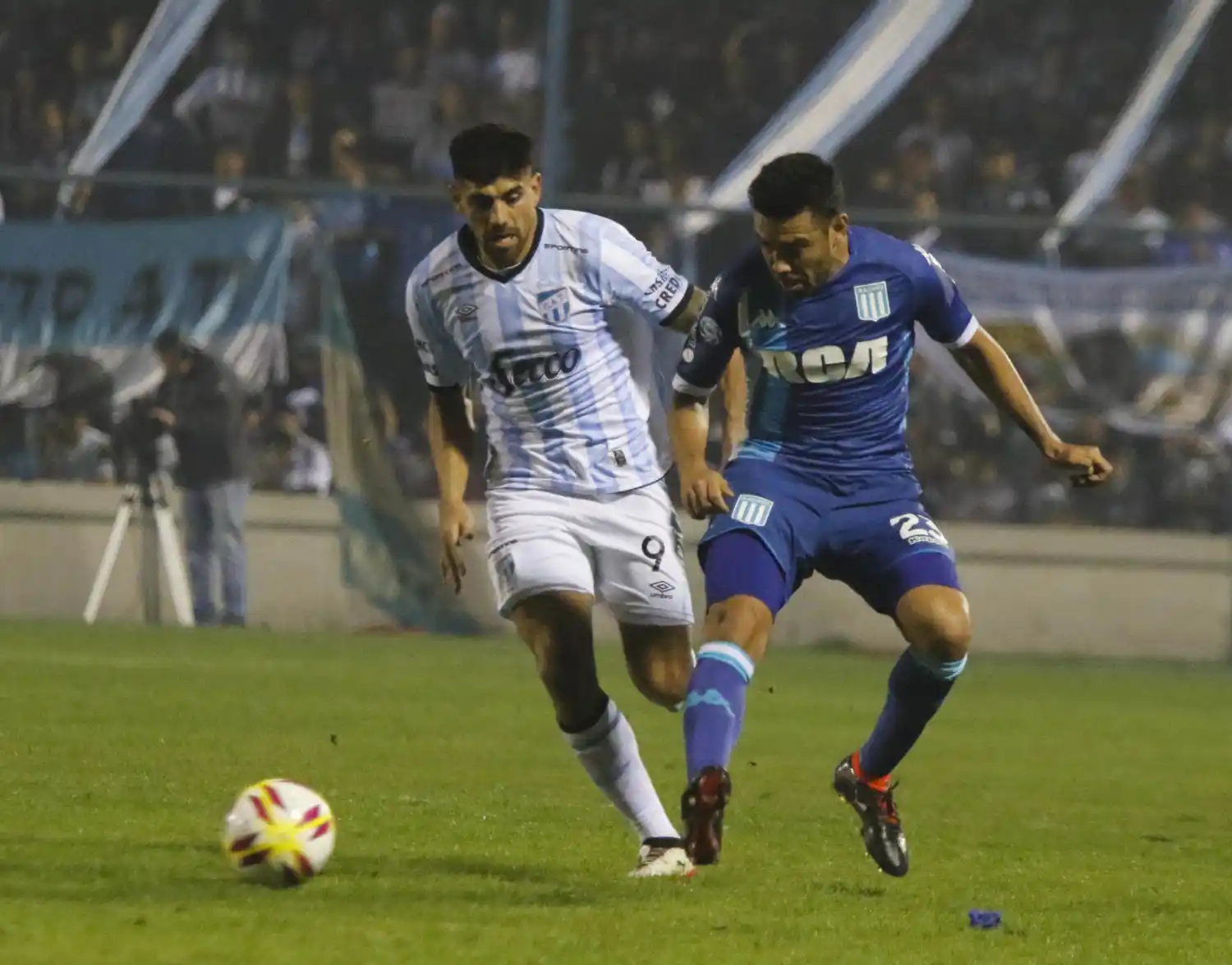 En Tucumán, Racing no pudo sostener la ventaja
