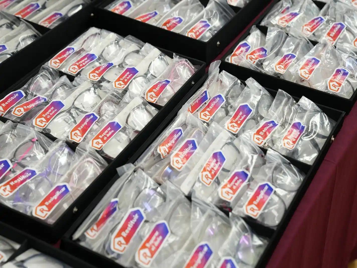 Provincia entregó marcos de lentes decomisados al delito a jubilados en Rosario