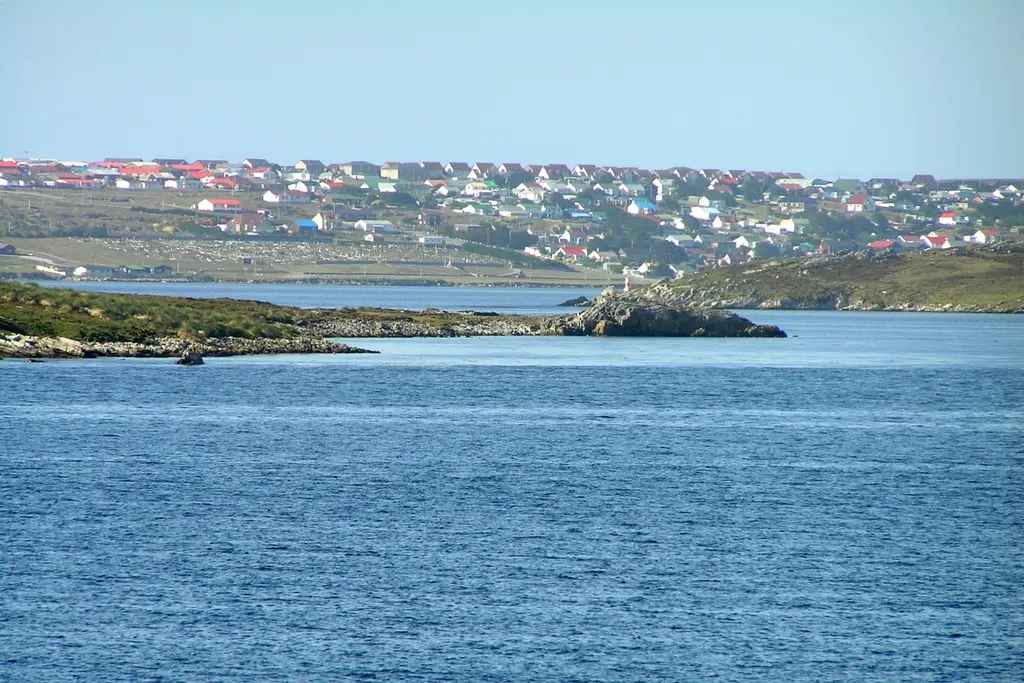 Dólar: El Gobierno quitó el recargo del 35% para los turistas que viajen a las Islas Malvinas