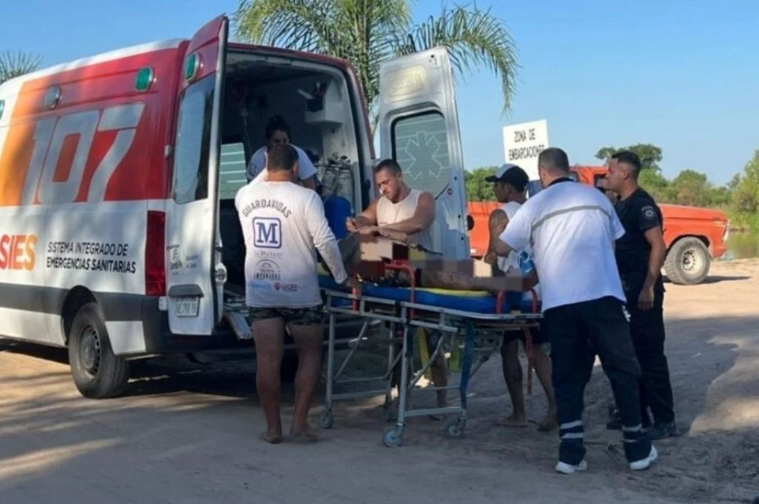 La persona rescatada estaba inconsciente, y había sido visto instantes antes tirando manotazos.