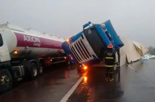 Esta madrugada volcó un camión sobre la Autopista General Artigas  