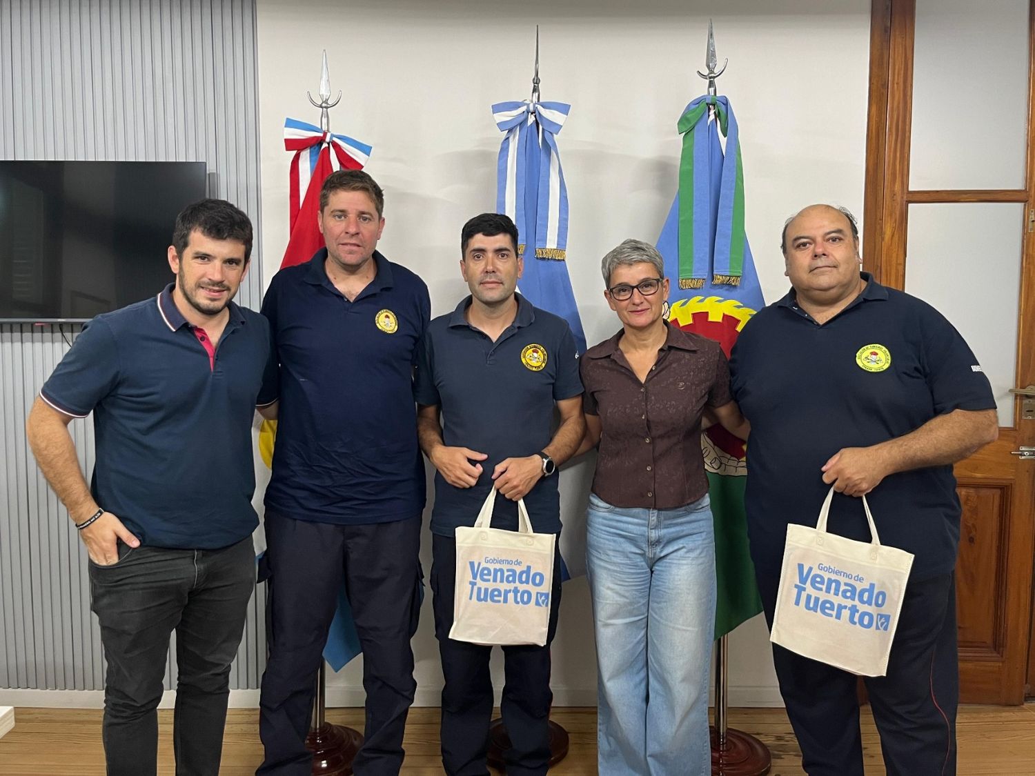 Chiarella y Rocha junto a los bomberos.