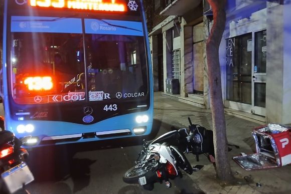 Detuvieron a un delincuente en moto que se hizo pasar por cadete, huyó a contramano y chocó contra un colectivo