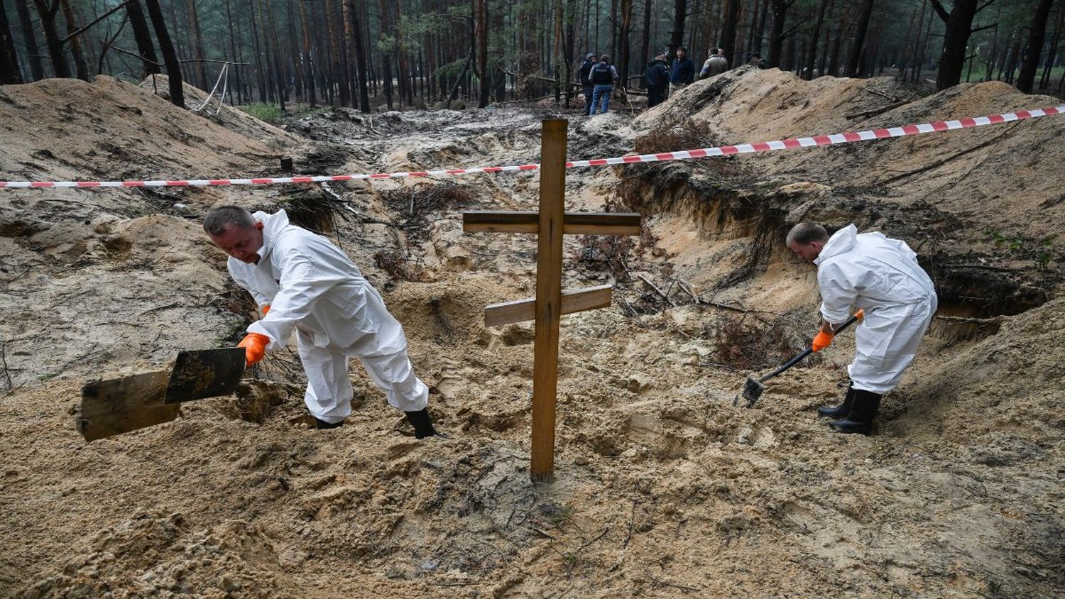 TERRITORIO LIBERADO: Ucrania localiza 443 tumbas en bosque de Izium y 10 salas de tortura en Járkov