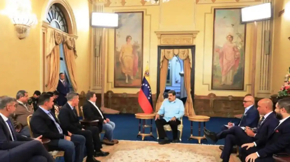 ¡ENTREN QUE CABEN 100! Maduro y Rodríguez «dialogaron» en Miraflores con dirigentes de Fuerza Vecinal (+videos)