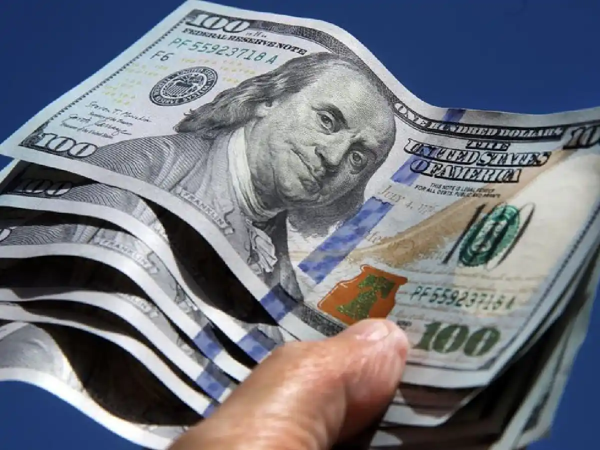 El dólar blue sube a $272 y los tipos de cambio financieros operan en baja tras el récord